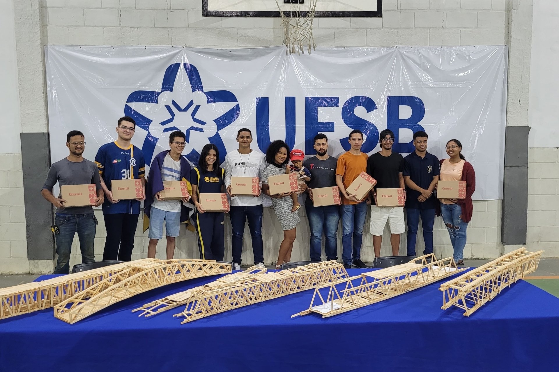 Projeto de extensão utiliza pontes de palitos de picolés no aprendizado de alunos