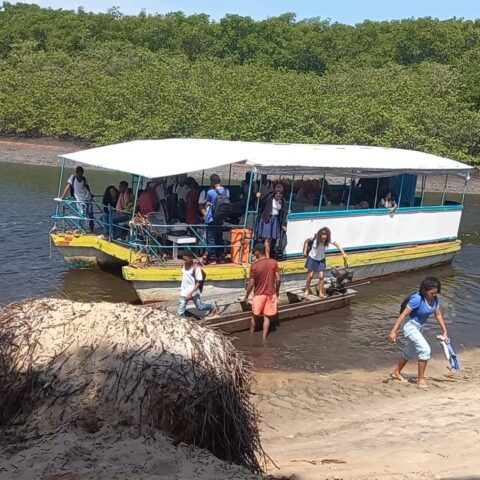 Canavieiras: comunidade de pescadores sofre com falta de acesso a escola