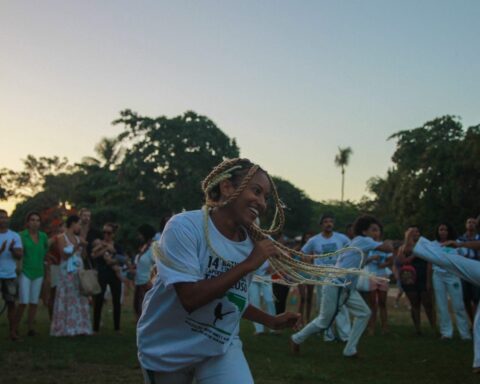 Da roda para a sala de aula, cantigas de capoeira ajudam a contar histórias silenciadas
